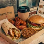 Street food combs la ville : tacos halal et burgers sur table