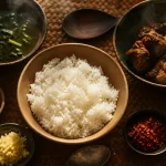 Malgache cuisine : riz blanc et laoka sur natte