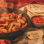 Poulet pour fajitas à la poêle avec tortillas chaudes, poivrons et oignons