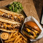 street food mondelange : tacos et burger sur table en bois