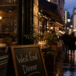 Restaurants Londres : vitrine “West End Dinner” en soirée, rue animée