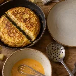 Tortilla maison aux pommes de terre, geste pour éviter la casse